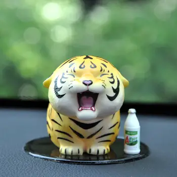 Helistab ema väike tiiger cute cartoon auto kaunistamiseks rasva tiiger käes auto nukk loominguline net punane auto kaunistamiseks tarvikud